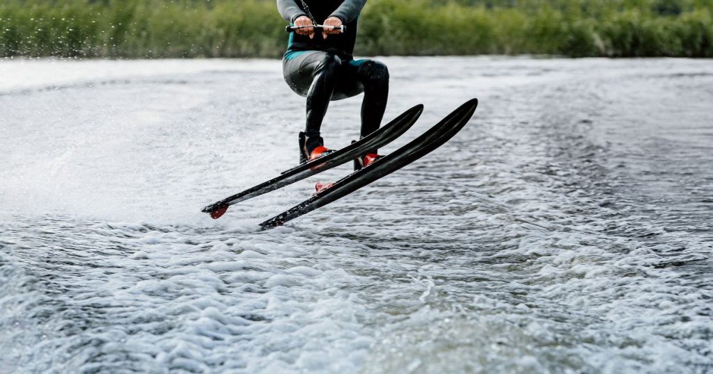 Personne pratiquant le ski nautique